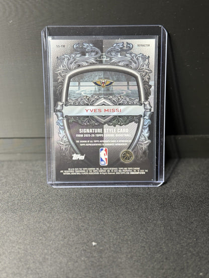 Topps 2025-26 Chrome Basketball Yves Missi Signature Style Refractor Auto SS-YM1